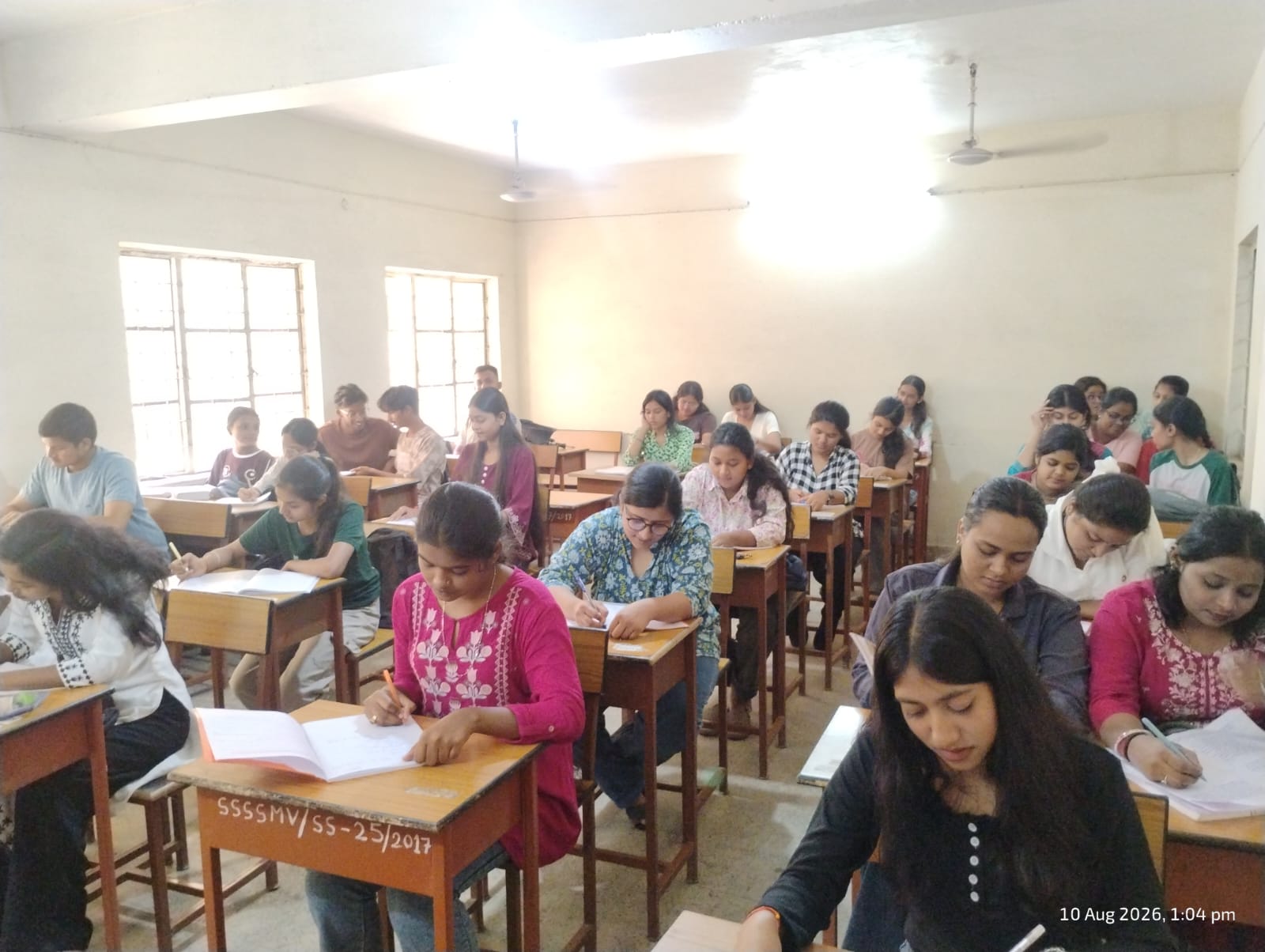 स्वरूपानंद सरस्वती महाविद्यालय : विश्व आदिवासी दिवस पर कला संकाय द्वारा निबंध एवं पोस्टर प्रतियोगिता का आयोजन...